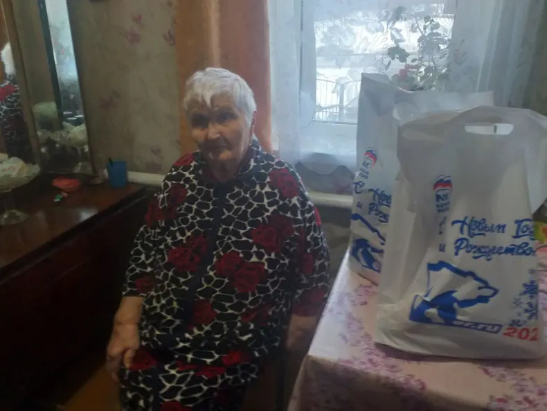 Руководители Севского района в преддверии Нового года поздравили ветеранов