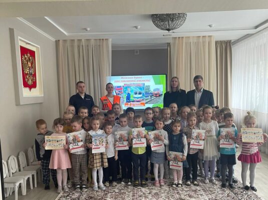 В Брянске транспортные полицейские провели профилактическое мероприятие в детском саду «Час безопасности»