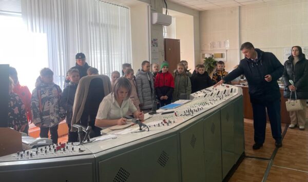 Транспортные полицейские ЛОП на станции Унеча оргнизовали для школьников экскурсию на пост электрической централизации станции Унеча