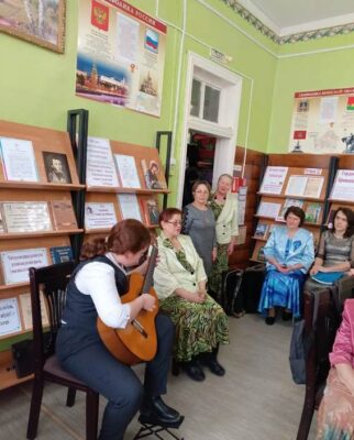 Севские библиотекари провели литературно-музыкальный вечер «Весна и солнце шепчут в унисон»