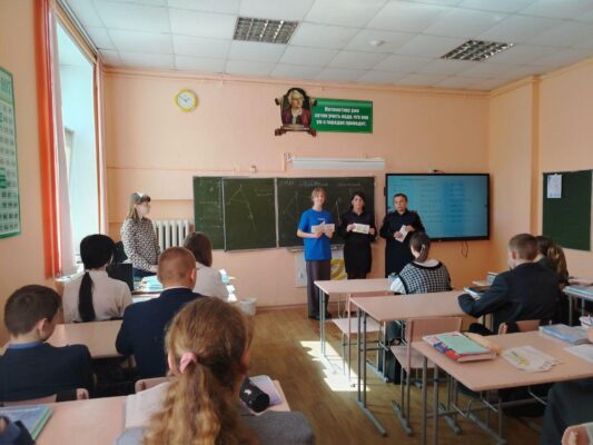 Сотрудники ЛОП на станции Унеча провели «Информационный час» в школе №4   