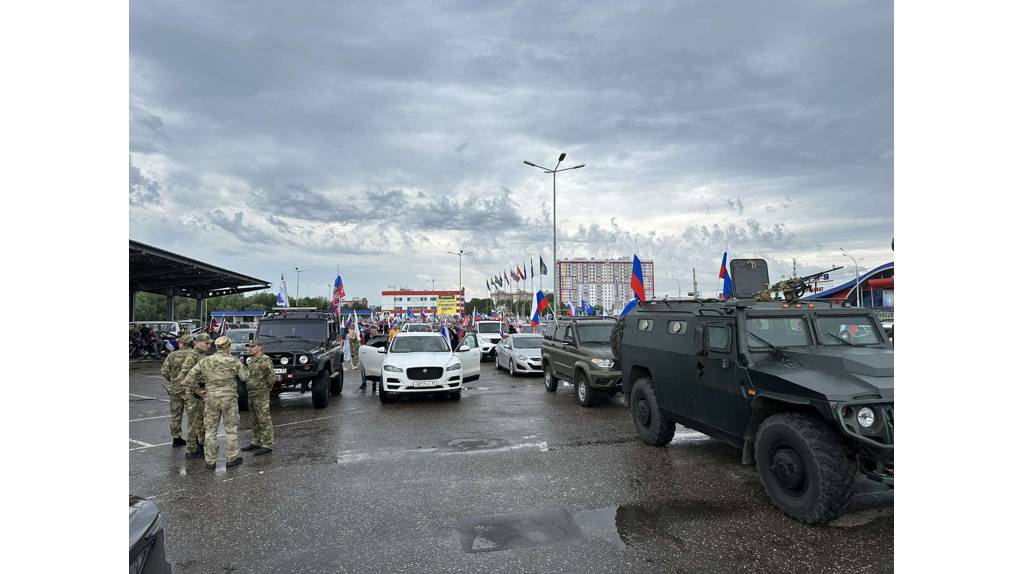 Сотни автомобилей вышли на автопробег в Брянске в честь Дня России