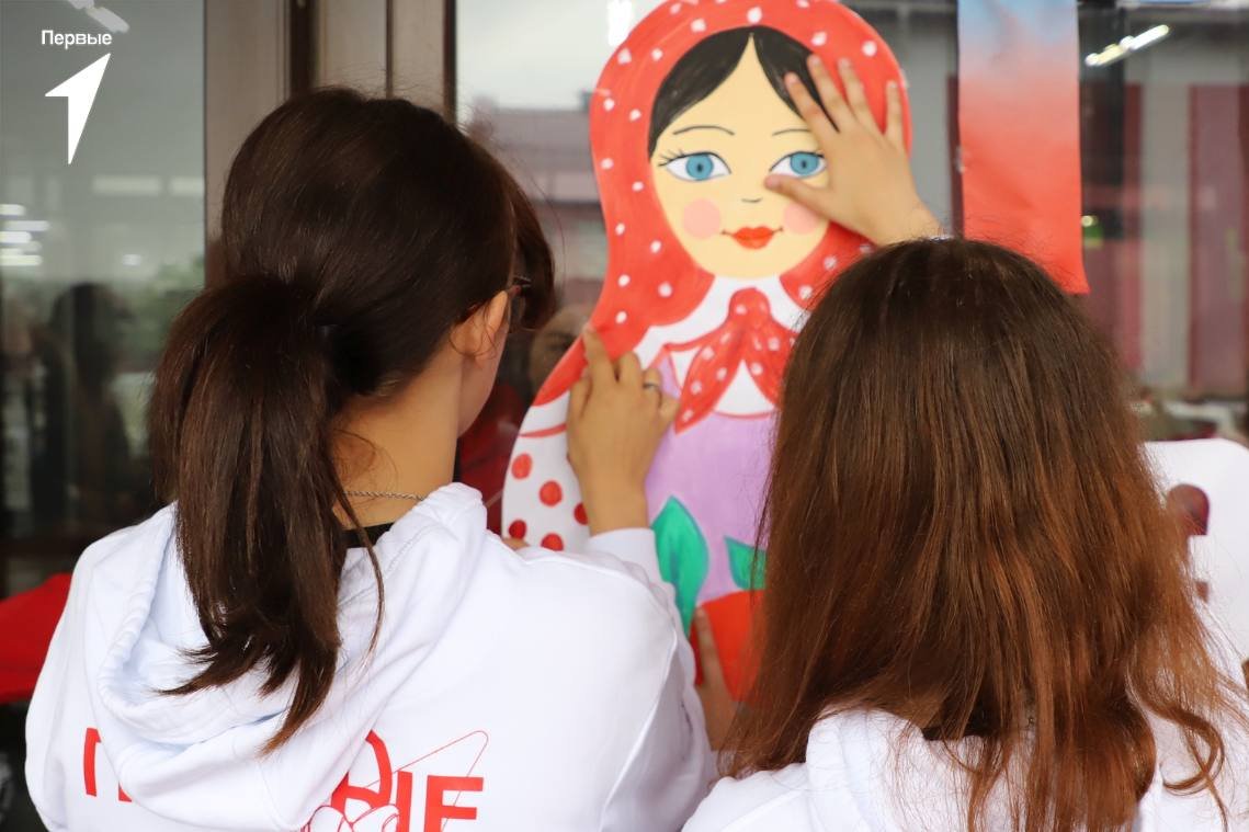 Участники Движения Первых по всей стране отмечают День России