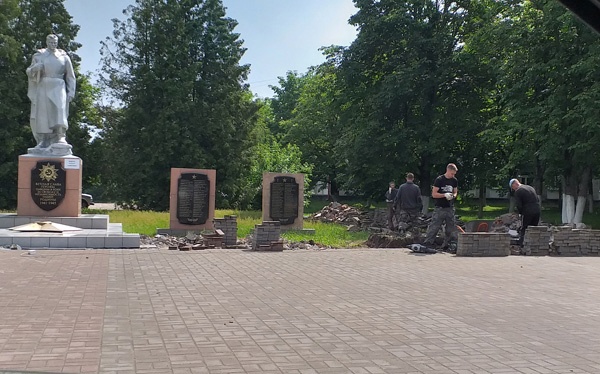 В Жуковке у Вечного огня идут ремонтные работы