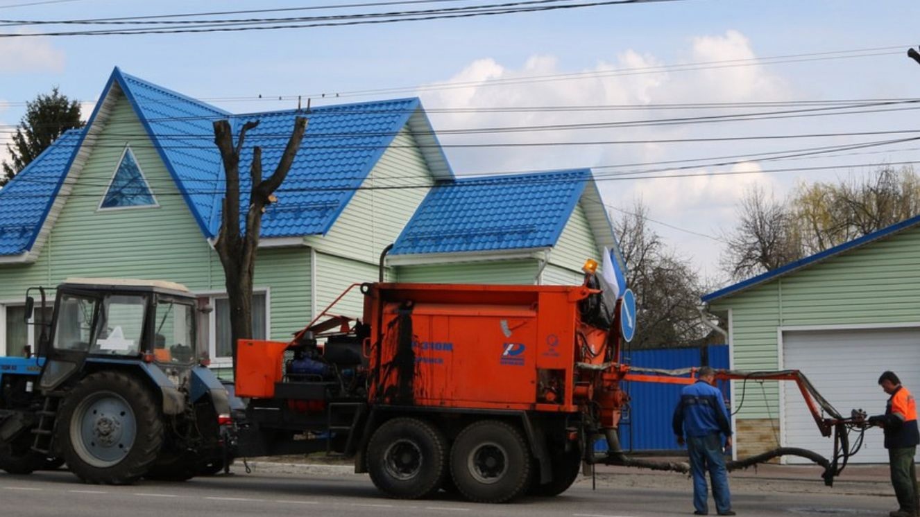 В Брянске продолжают латать ямы