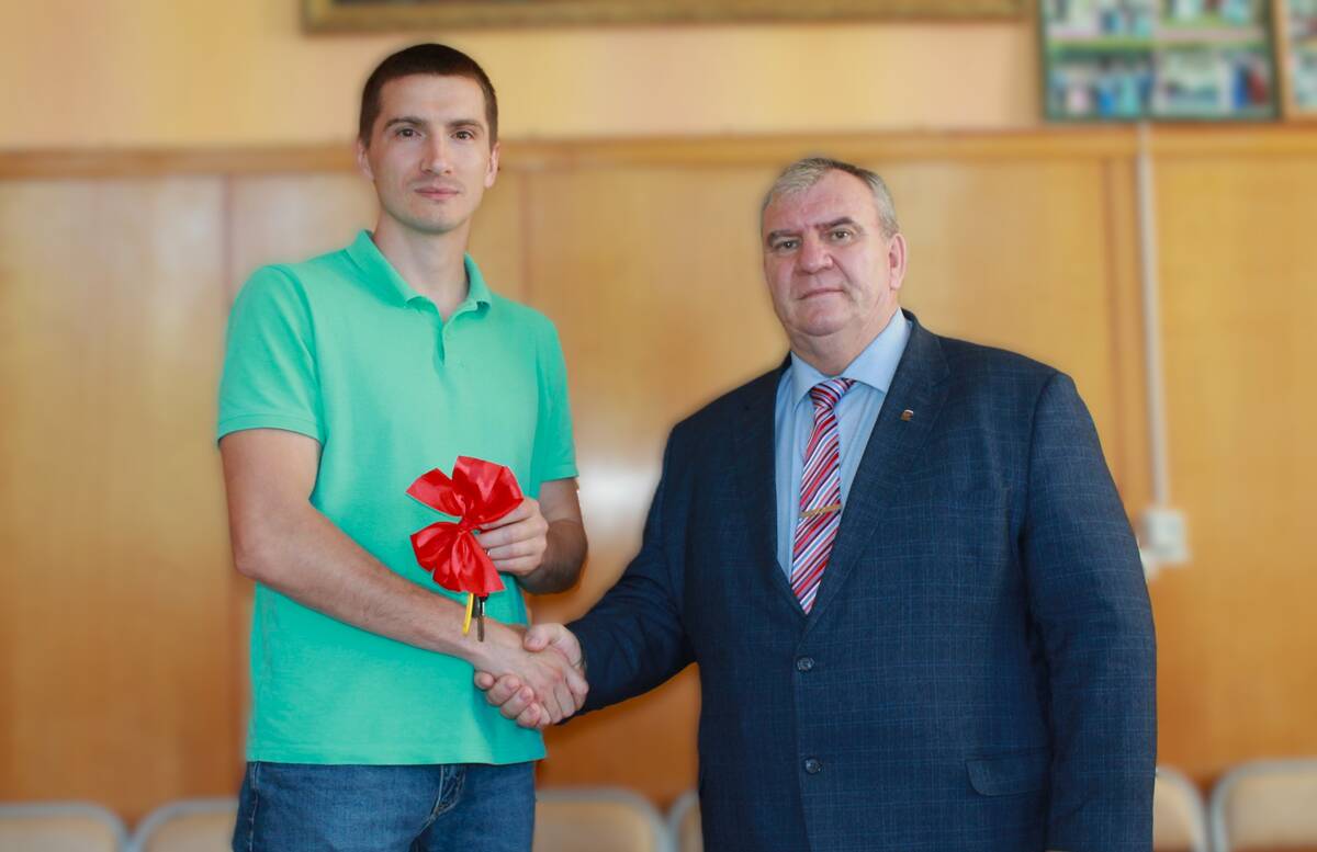 В Брянской области молодому тренеру Дмитрию Синяеву подарили квартиру