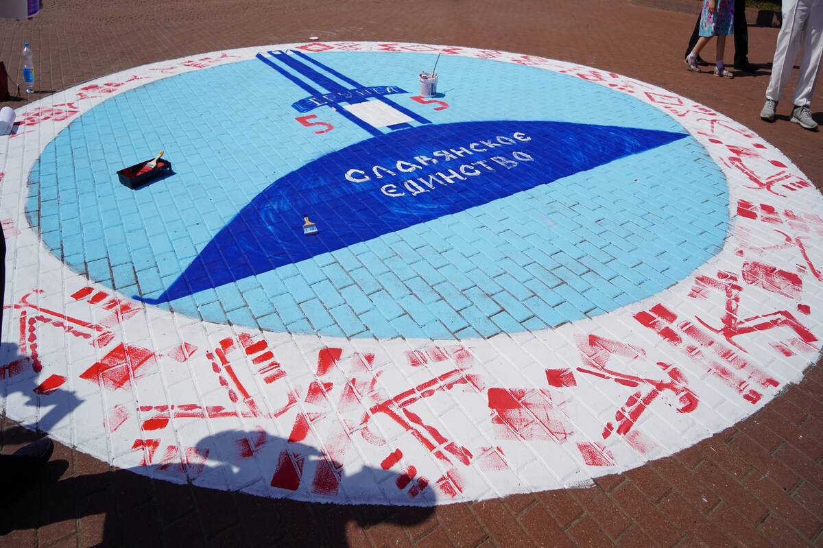 В Брянске на Набережной молодые художники России и Беларуси изобразили Монумент Дружбы