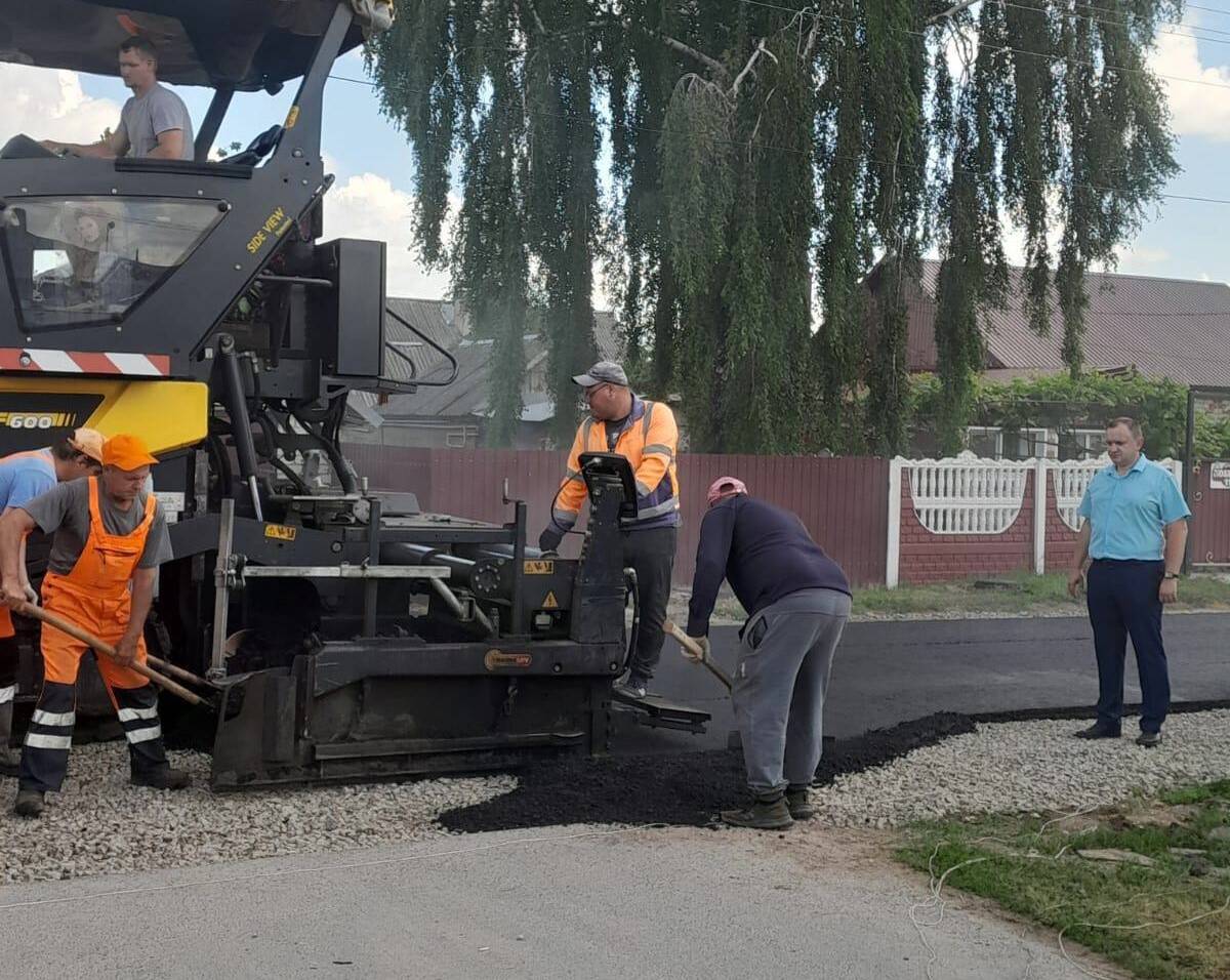 В Комаричах дорожники ударно потрудились на улице Победы