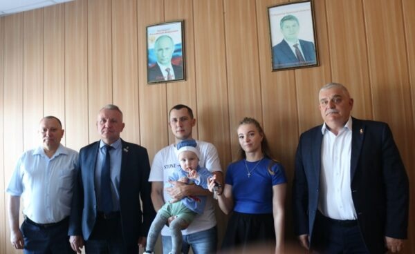 Молодой семье из брянской Красной Горы вручили ключи