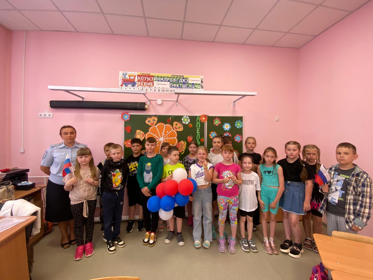 Транспортные полицейские линейного отдела полиции на станции Унеча провели викторину «О России с любовью» в рамках ОПМ «Защита»