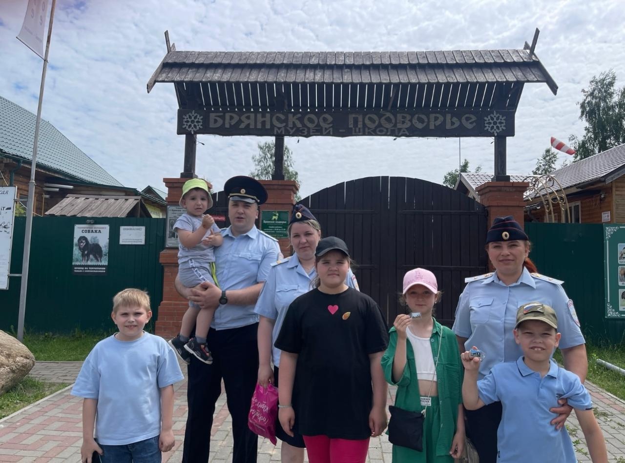 Транспортные полицейские ЛОП на станции Унеча организовали экскурсию для детей сотрудников в этнокомплекс «Брянское подворье»