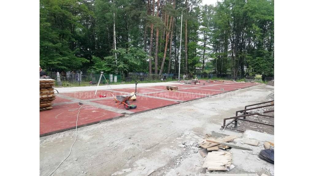 В Брянске на воинском мемориале по Почтовой укладывают тротуарную плитку