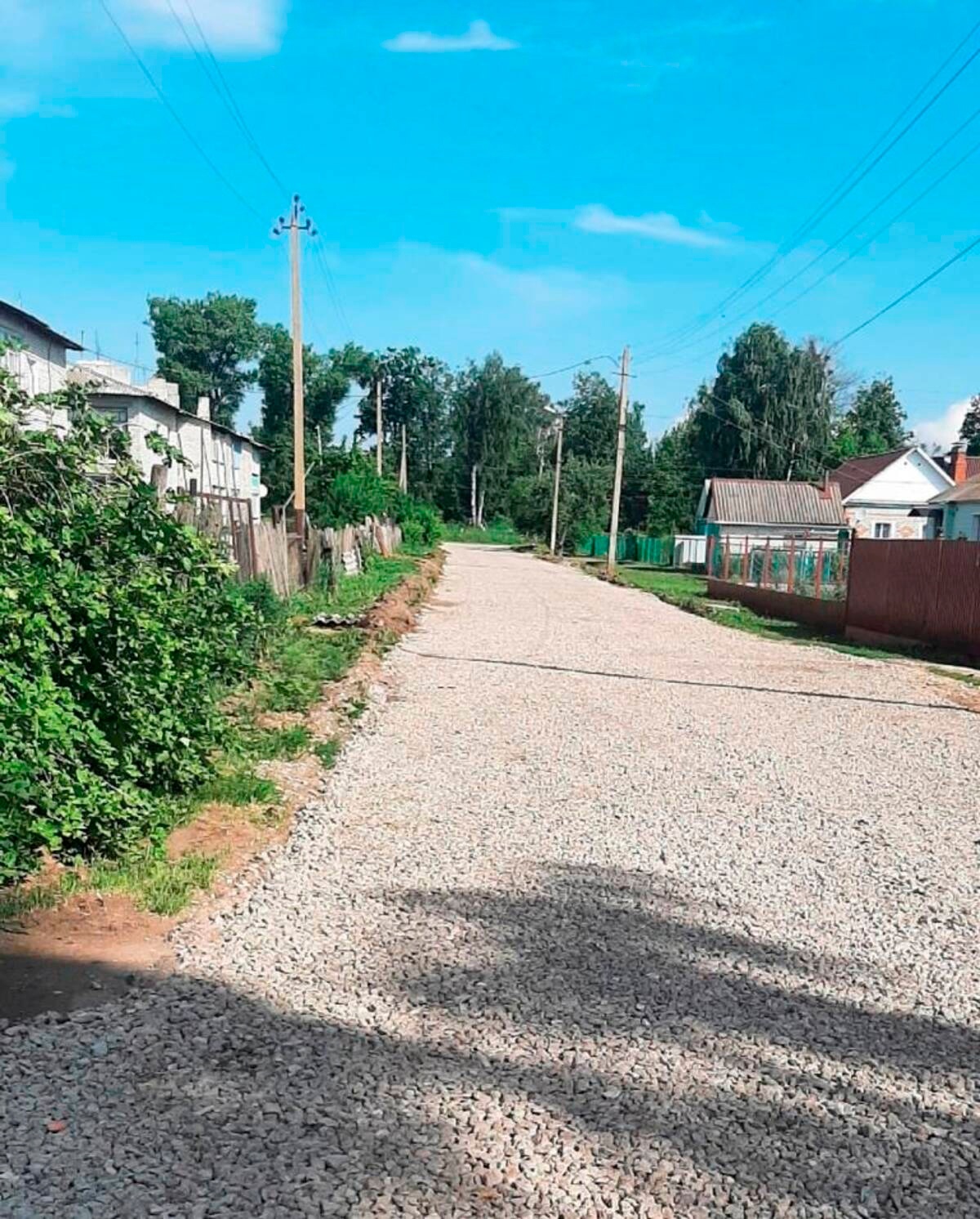 В брянском поселке Комаричи на улице Победы приступили к ремонту дороги