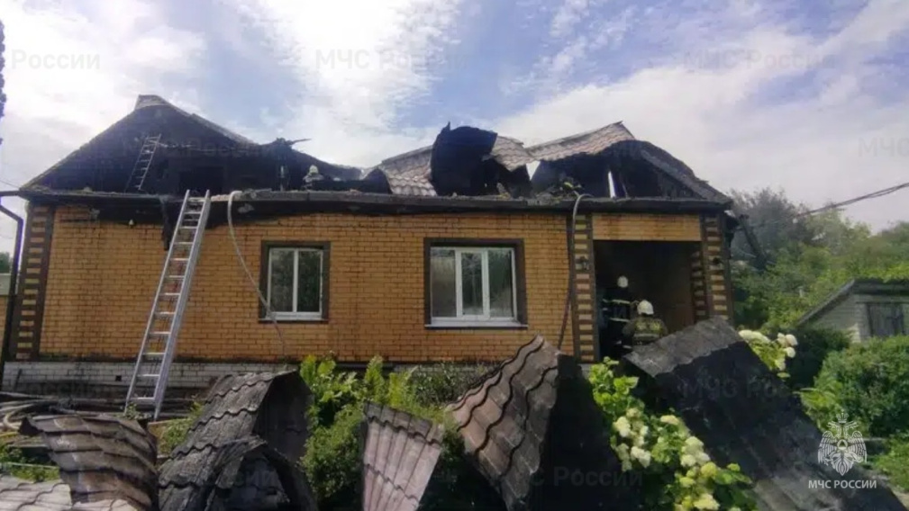 В Севске потушили пожар в частном доме