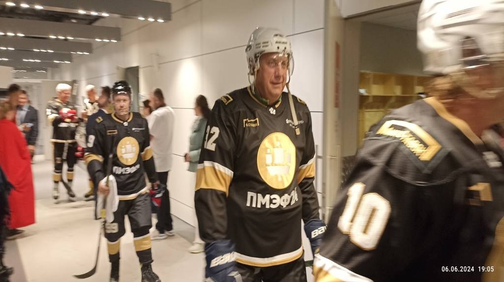 Александр Богомаз на ПМЭФ сыграл в хоккей на кубок Росконгресса