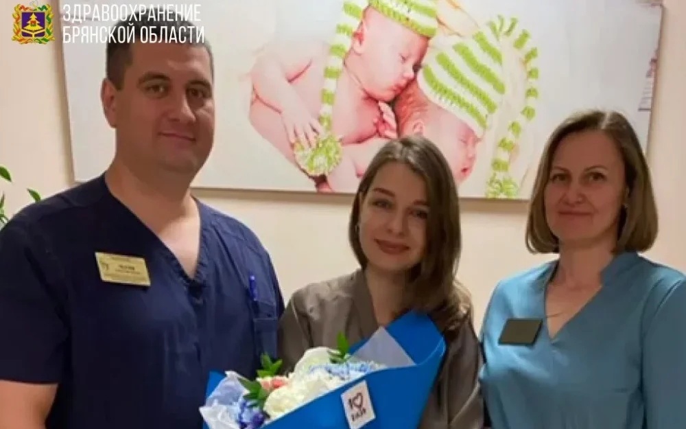 В Брянске молодой маме Анне вручили электронное свидетельство о рождении