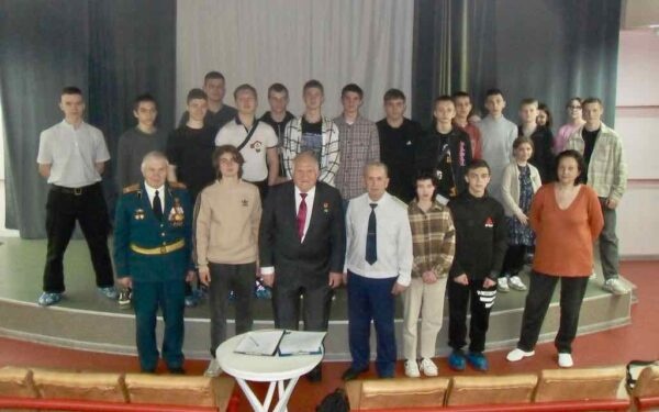 Курсантам брянского клуба «Резерв» лётчик-космонавт Виктор Афанасьев рассказал про путь в Космос