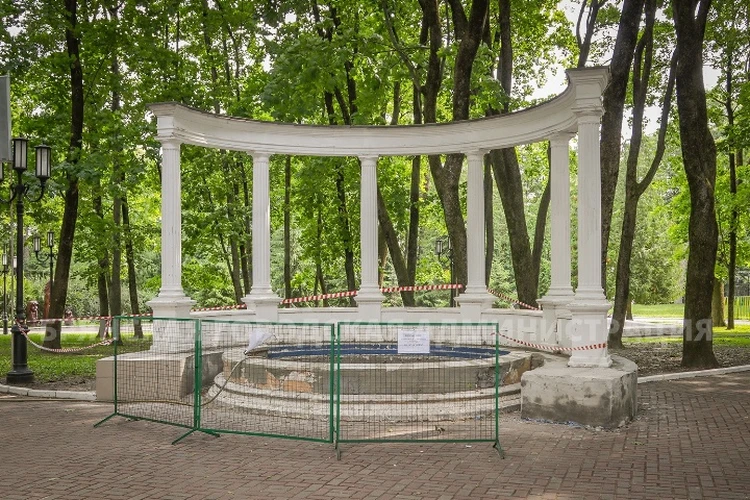 В парке Толстого в Брянске обновляют ротонду и деревянные фигуры