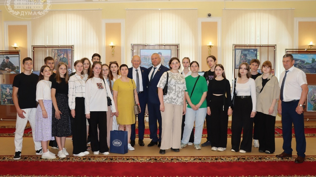 Старшеклассников 36-й школы Брянска познакомили с выставкой «Непокоренный Донбасс»