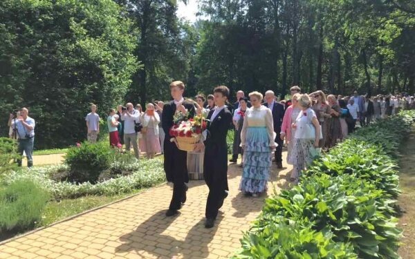 В тютчевском Овстуге на Брянщине проходит 63-й Всероссийский праздник поэзии