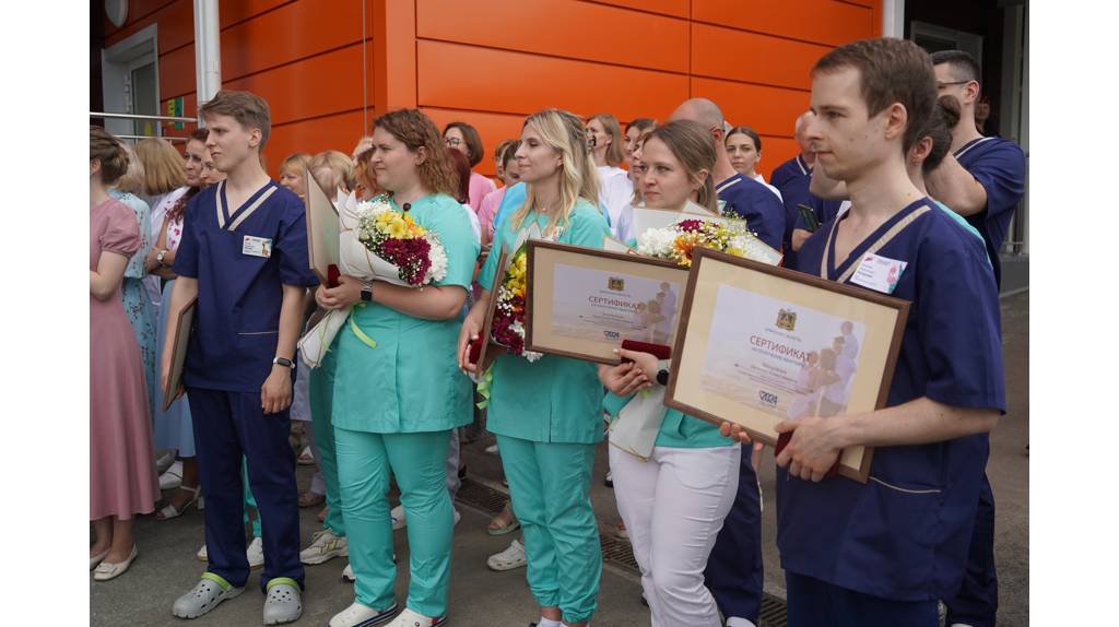 В Брянске молодым врачам детской облбольницы вручили ключи от новых квартир