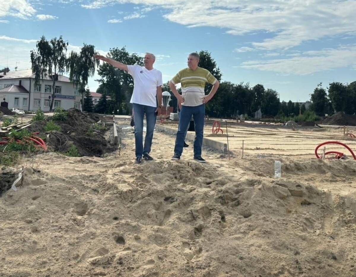 Александр Богомаз проинспектировал реконструкцию сквера «40 лет Победы» в Стародубе