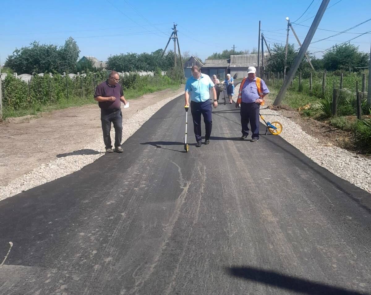 В брянском поселке Комаричи ремонтируют автомобильную дорогу