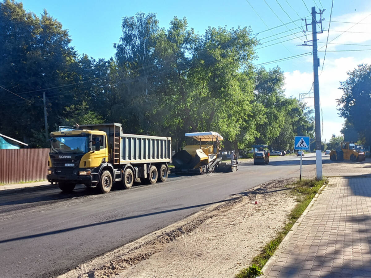 В брянской Жуковке ремонтируют улицу Заводской проезд
