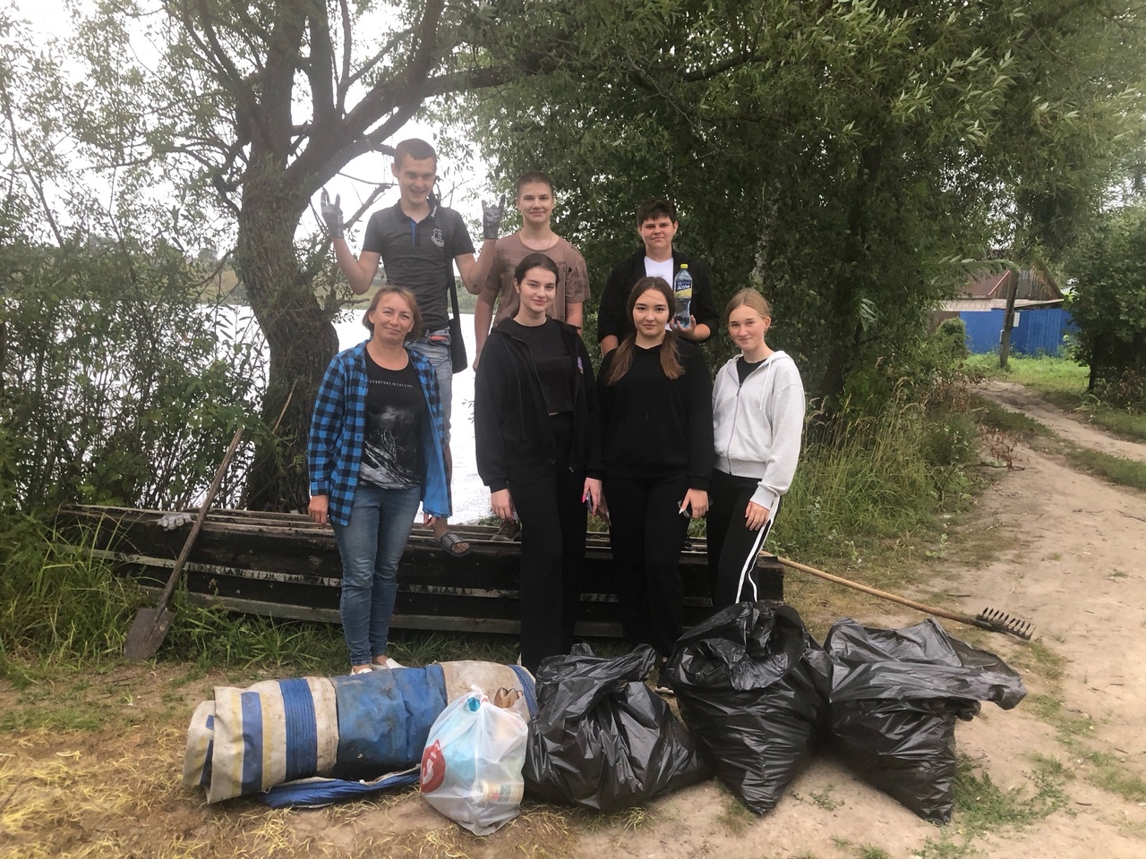 Севские добровольцы очистили от мусора прибрежную территорию озера