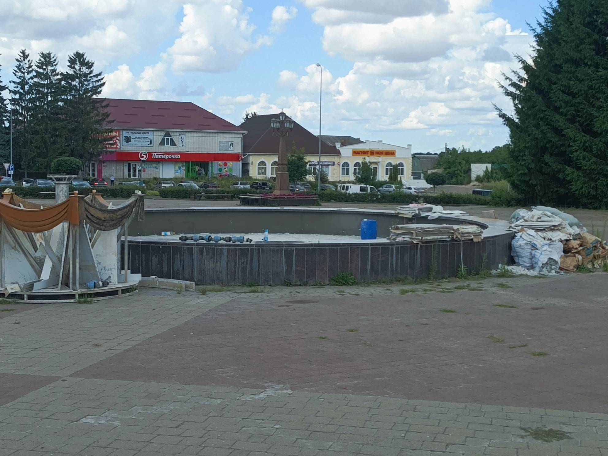 В Севске подрядчик проводит ремонт городского фонтана