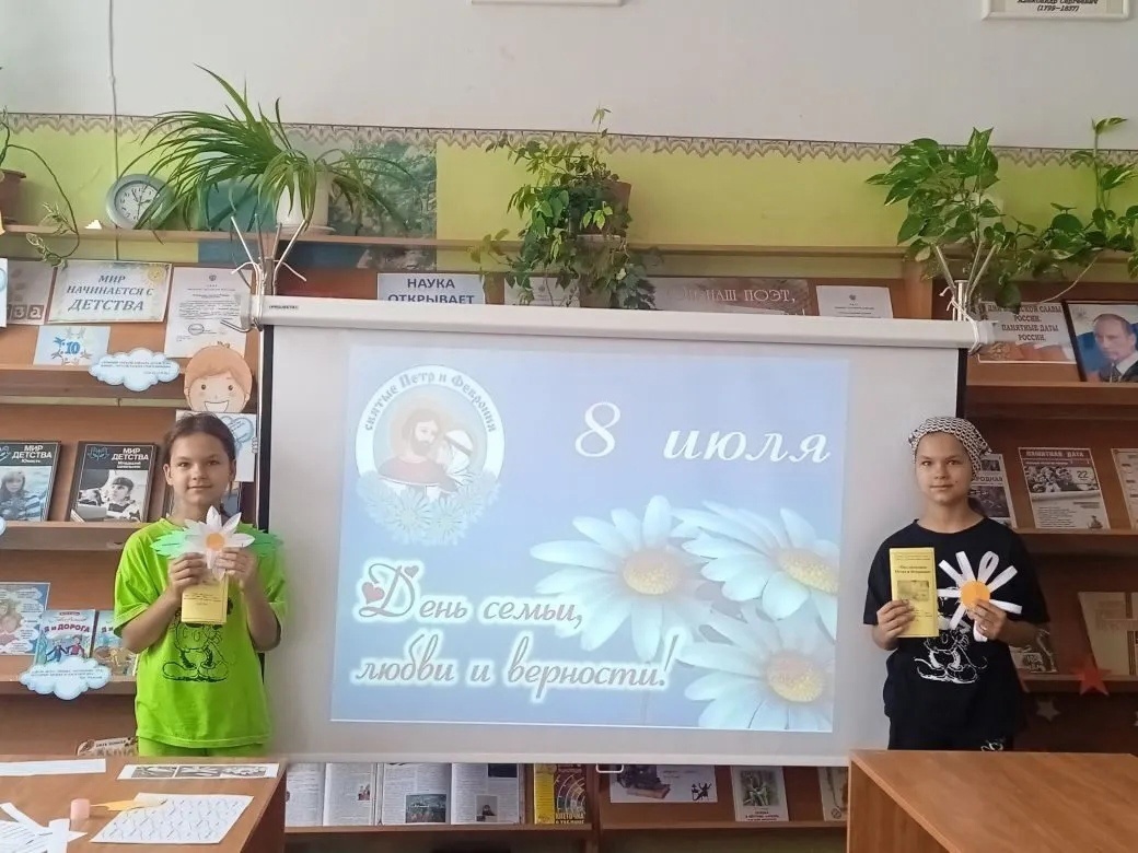 Севские библиотекари провели мастер — класс «Ромашки, ромашки — цветы полевые»