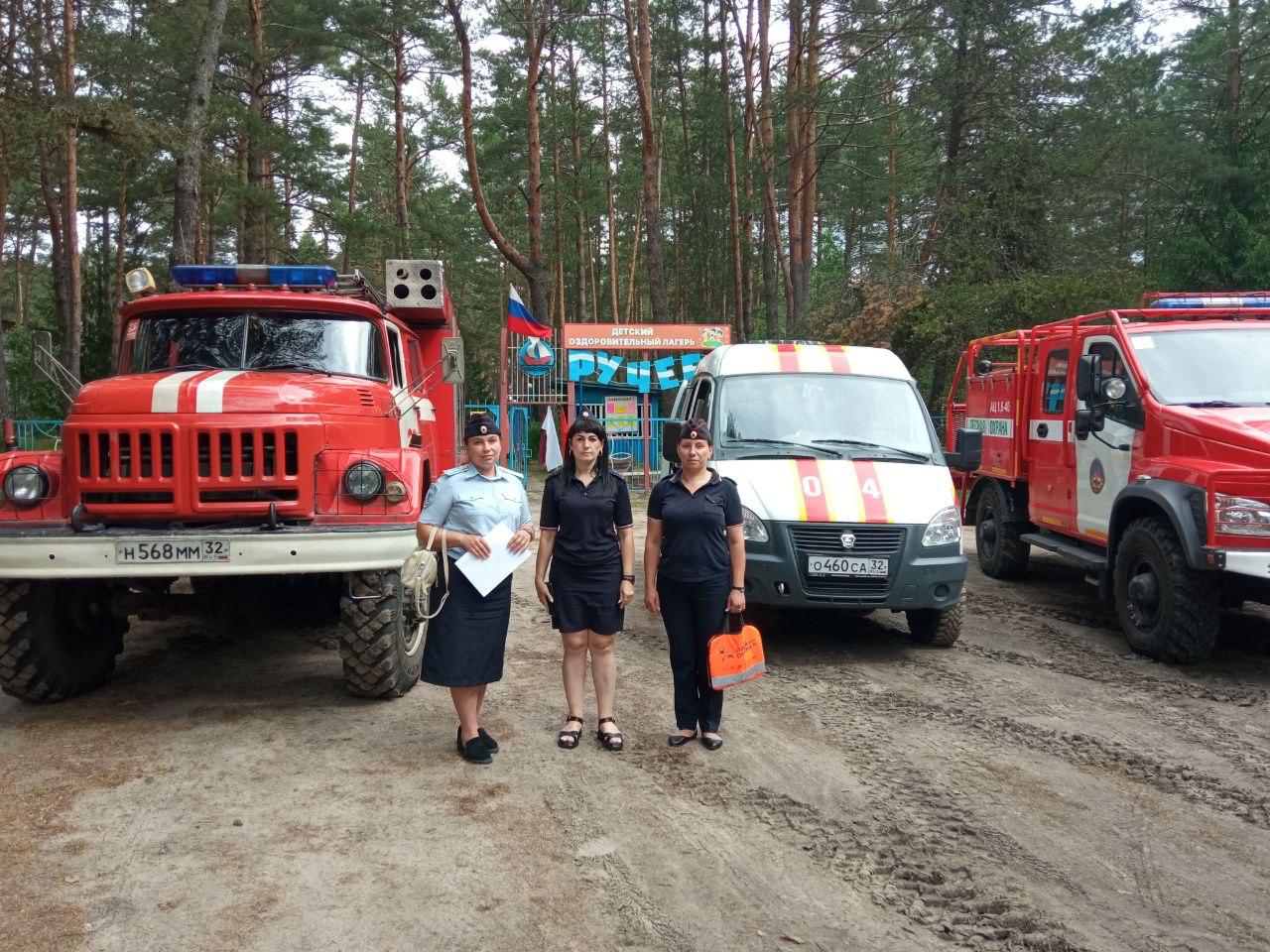 Сотрудники линейного отдела полиции на станции Унеча в рамках ОПМ «Безопасная дорога» побывали в детском оздоровительном лагере «Ручеек» и провели «Час безопасности»