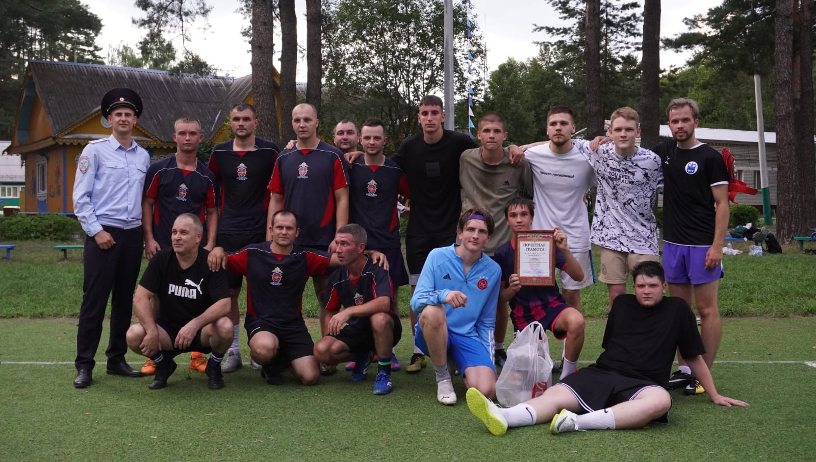 Сотрудники Брянского линейного отдела МВД России на транспорте провели товарищеский матч по футболу в детском оздоровительном лагере «Синезерки»