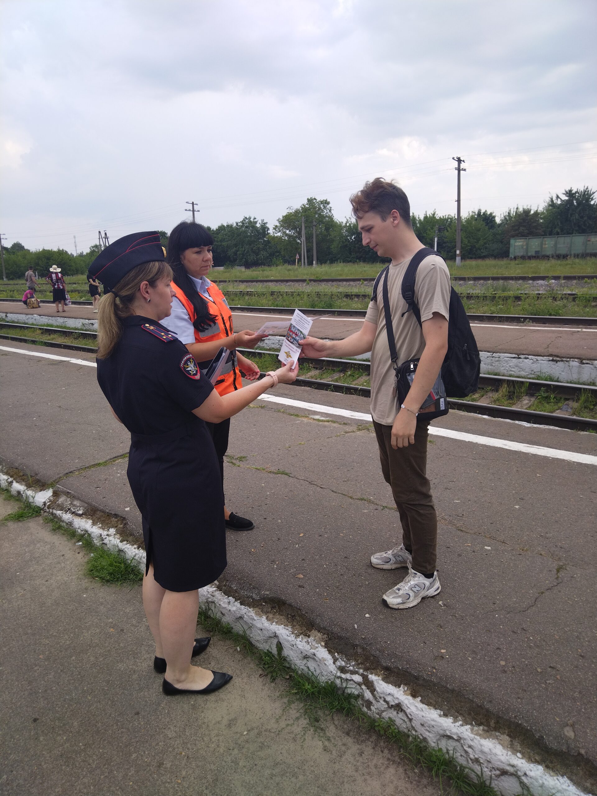 Сотрудники ЛПП на железнодорожной станции Клинцы совместно с железнодорожниками провели мероприятие в рамках ОПМ «Безопасная дорога»