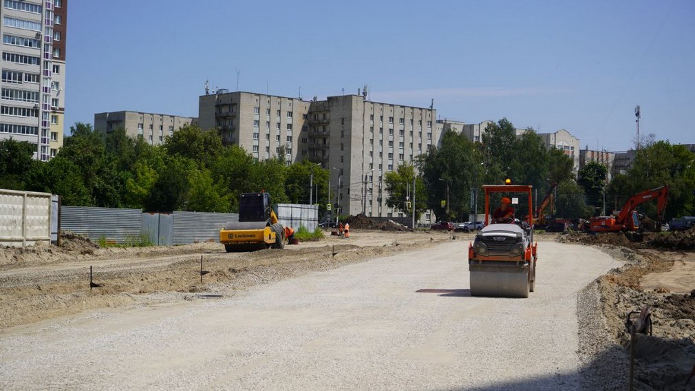 Александр Богомаз проверил строительство первой в Брянске дороги с велодорожкой