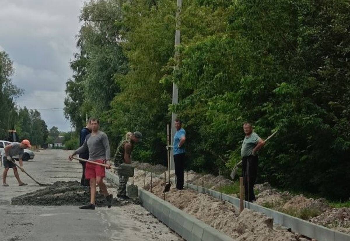 На улице Брянской поселка Суземка строят новый тротуар