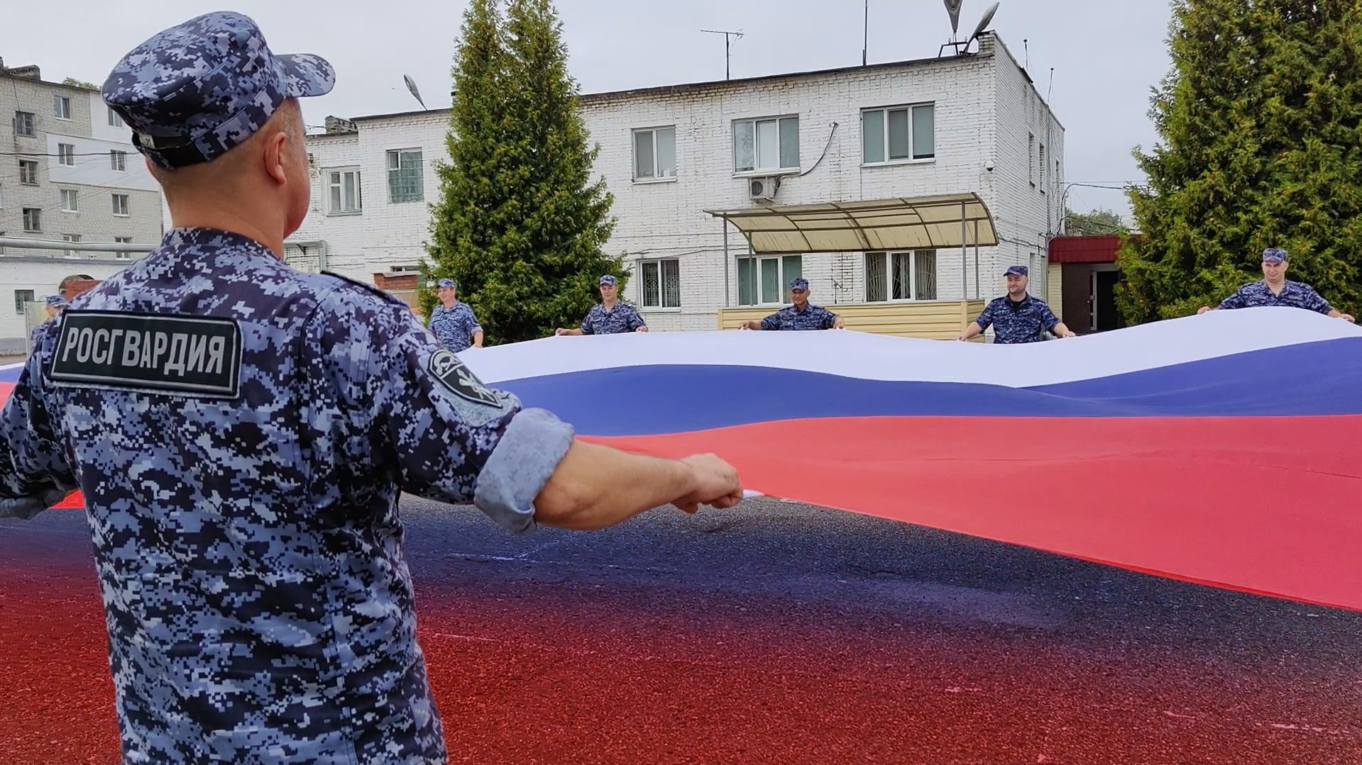 Росгвардейцы провели акцию ко Дню российского флага