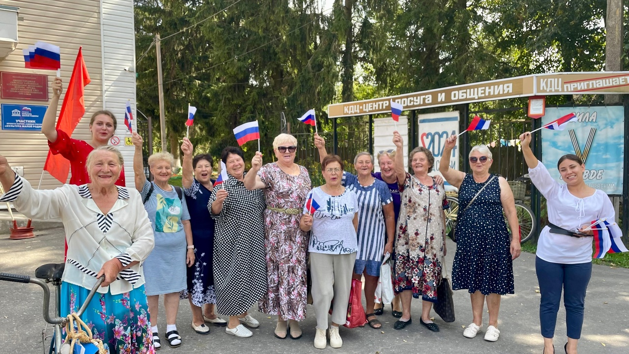 Специалисты МБУК «МРКДЦ» Севского района провели акцию «Флаг России — наша слава»