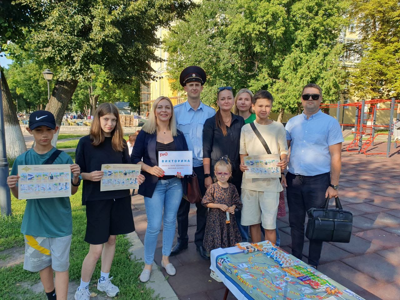 Сотрудники Брянского ЛО МВД России на транспорте в парке культуры и отдыха железнодорожников провели Всероссийскую акцию «Зарядка со стражем порядка»