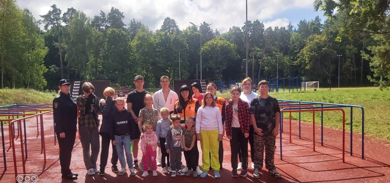 Сотрудники ЛПП на железнодорожной станции Клинцы Брянского ЛО МВД России на транспорте приняли участие в акции «Зарядка со стражем порядка»