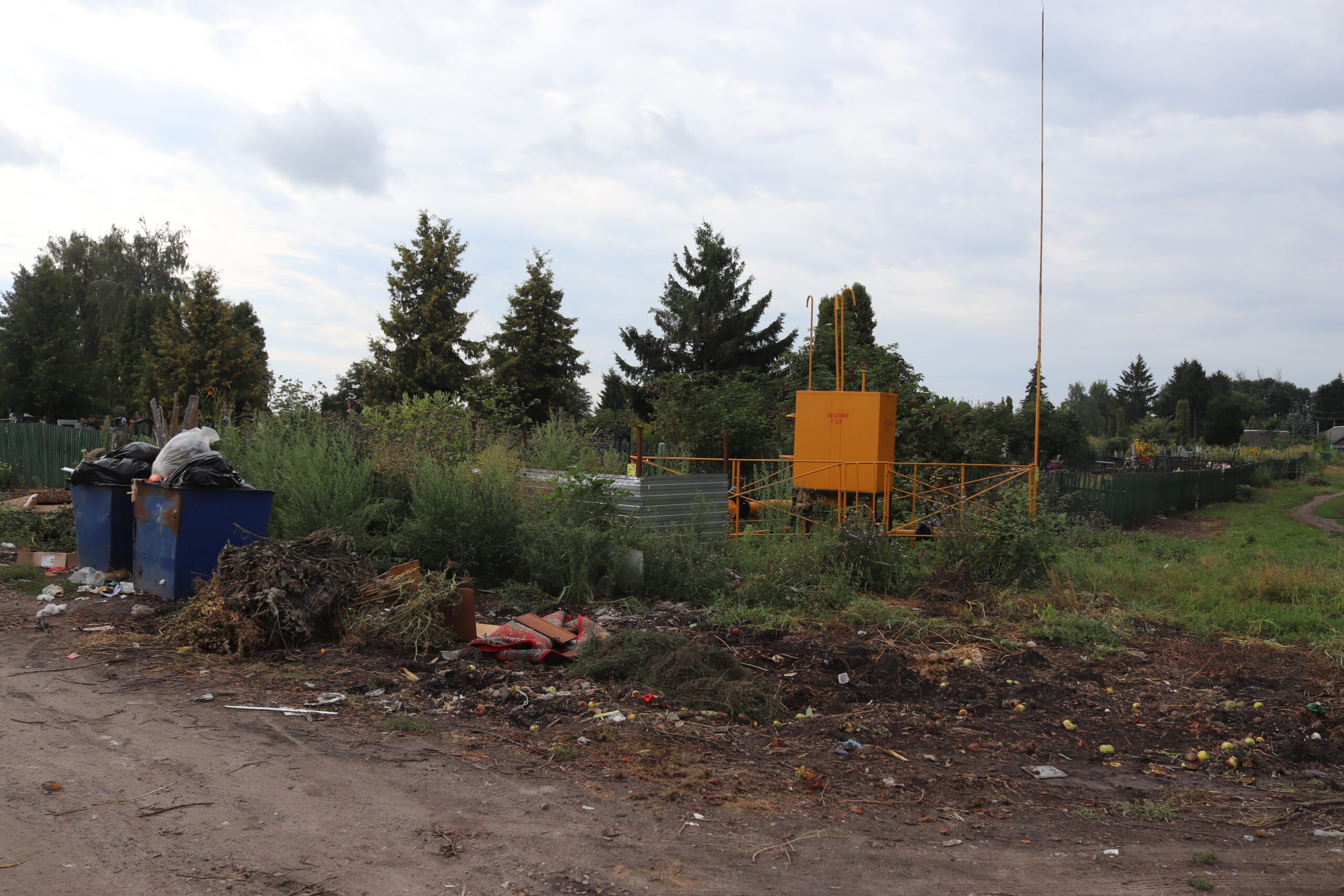 Место скорби нельзя превращать в свалку