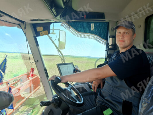 Уже семь лет механизатор Николай Смирный удерживает звание лидера уборочной кампании