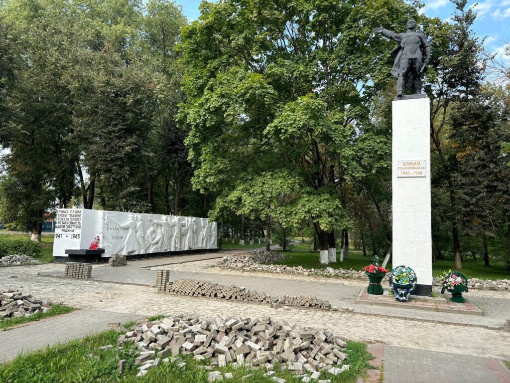 В Бежице обновят сквер и памятник воинам-сталелитейщикам