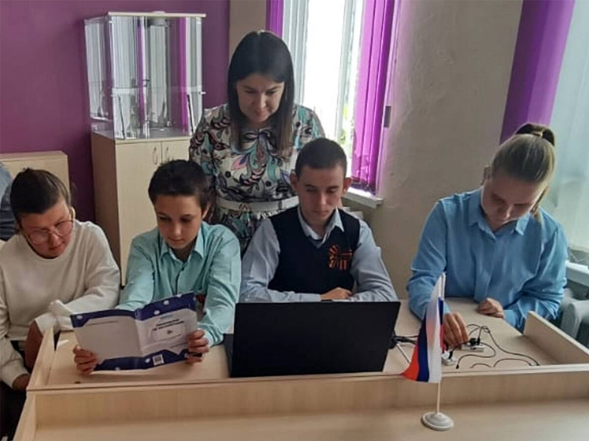 День физики провели на базе центра «Точка роста» в школе Климовского района