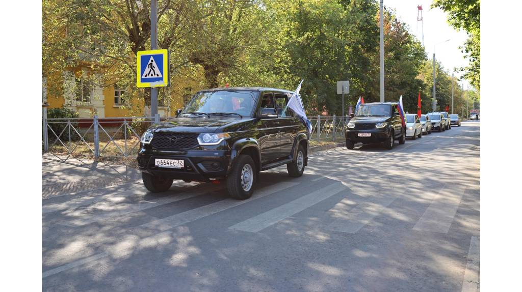 В Фокинском районе Брянска прошел автопробег в честь Дня города