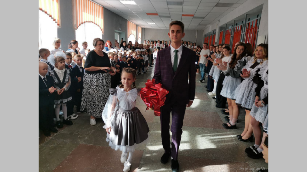 В клинцовской школе №9 имени Андрея Карлова звонок прозвенел для 112 первоклашек