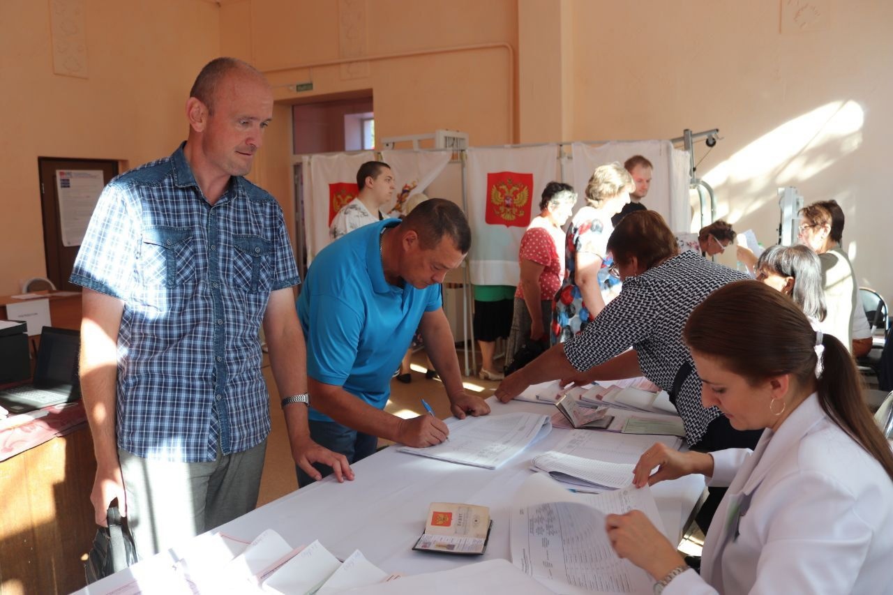 Избиратели Севского района продолжают идти на участки для голосования