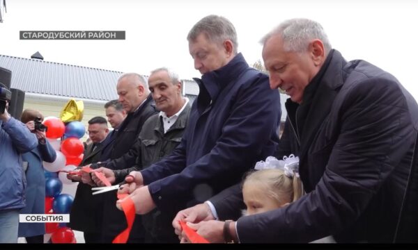 Александр Богомаз открыл после капремонта школу в селе Остроглядово