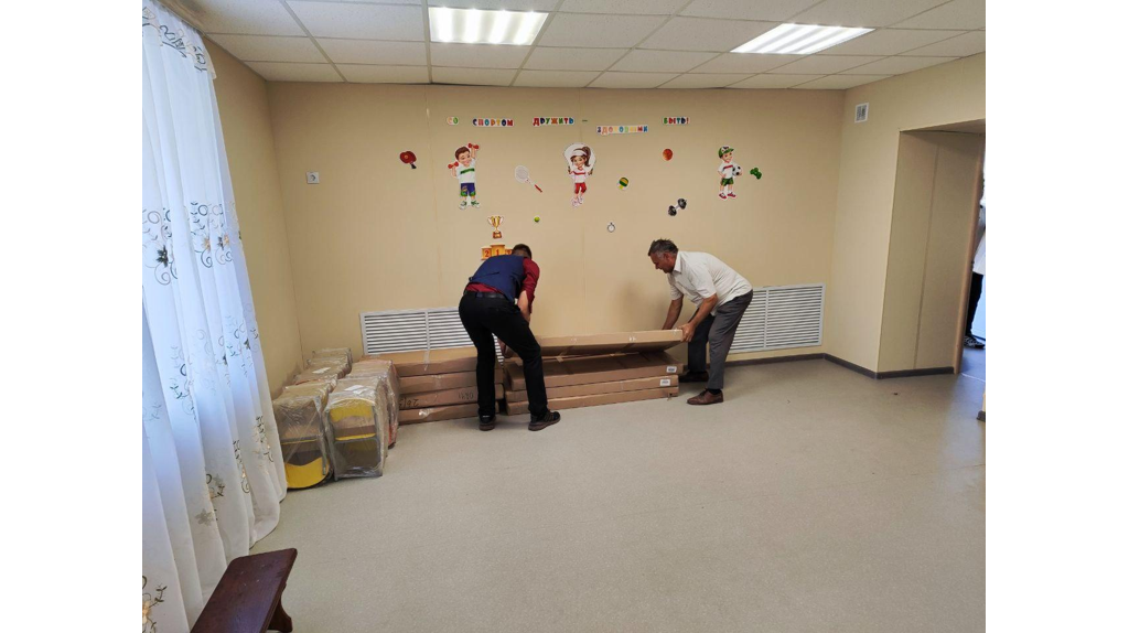 Брянщина передала детскому саду Брянки мебель