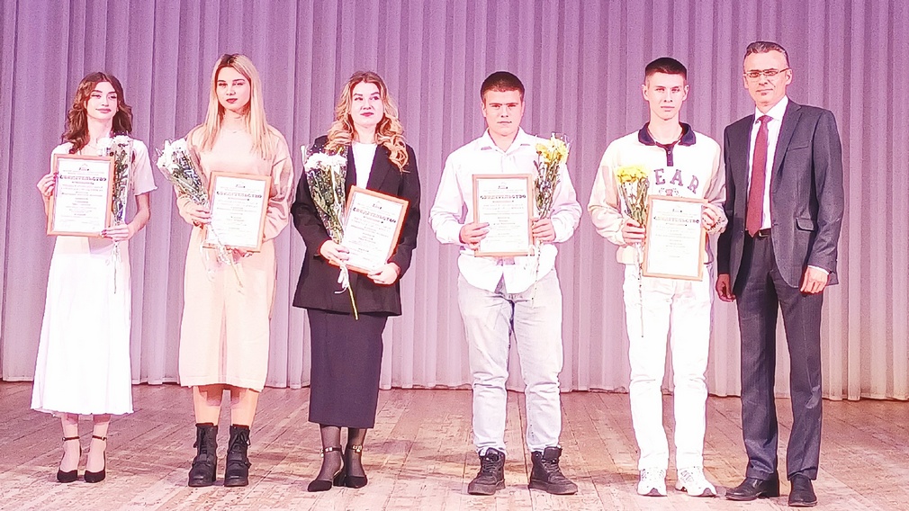 В Брянске наградили муниципальных стипендиатов